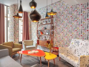 Coin salon dans le hall