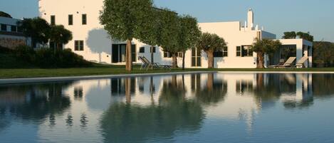 Una piscina al aire libre, una piscina infinita