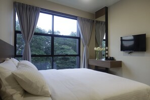 Deluxe King Room with Window