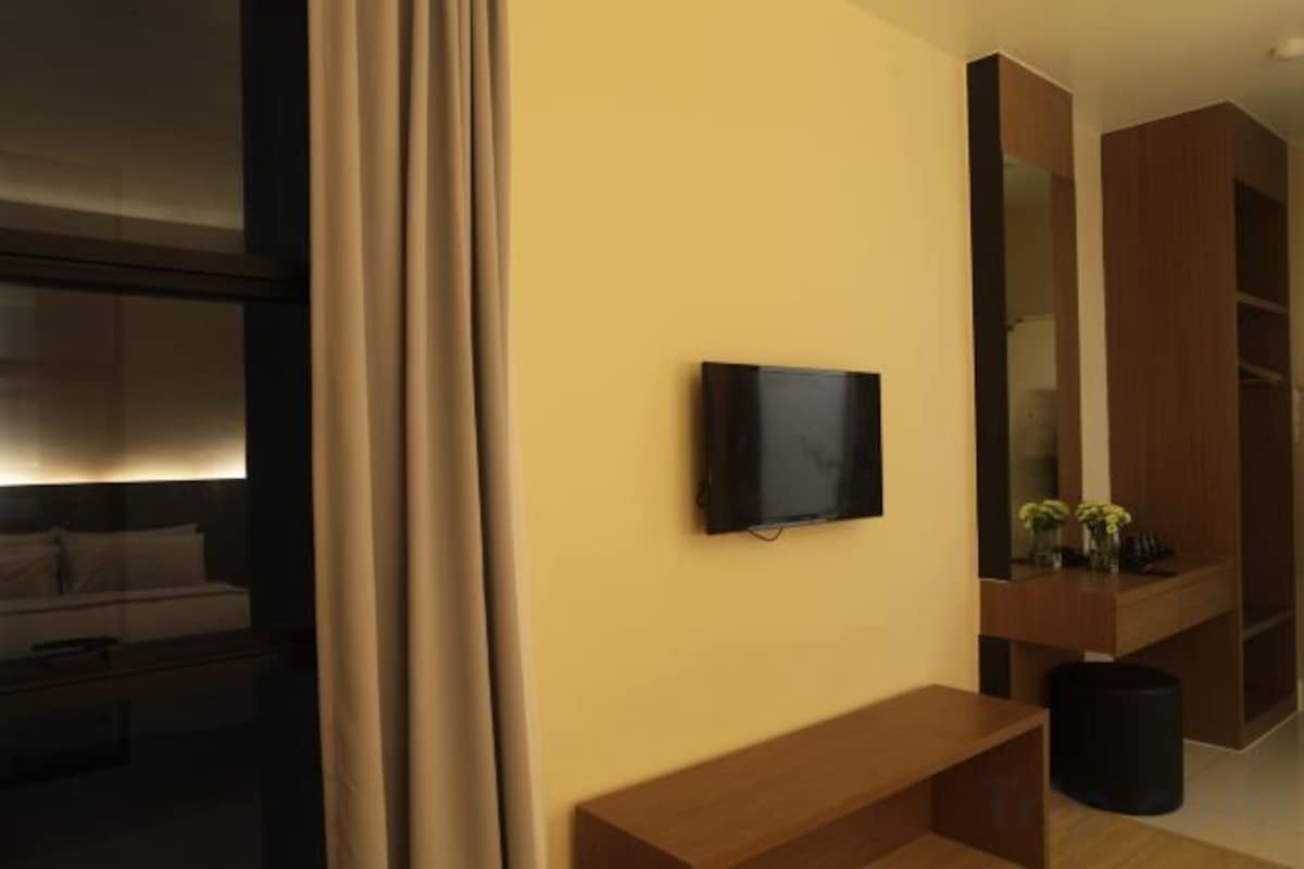 Een bureau, geluiddichte muren, gratis wifi, beddengoed