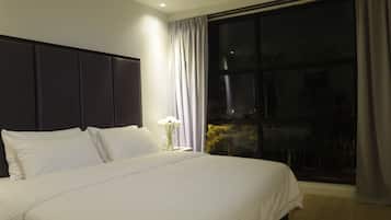 Desk, soundproofing, free WiFi, bed sheets