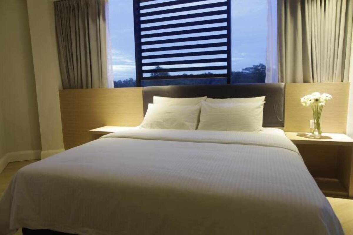 Escritorio, sistema de insonorización, wifi gratis y ropa de cama