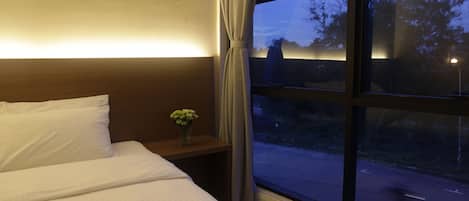 Suite Premier | Bureau, systĂšme dâinsonorisation, accĂšs au Wi-Fi (inclus)
