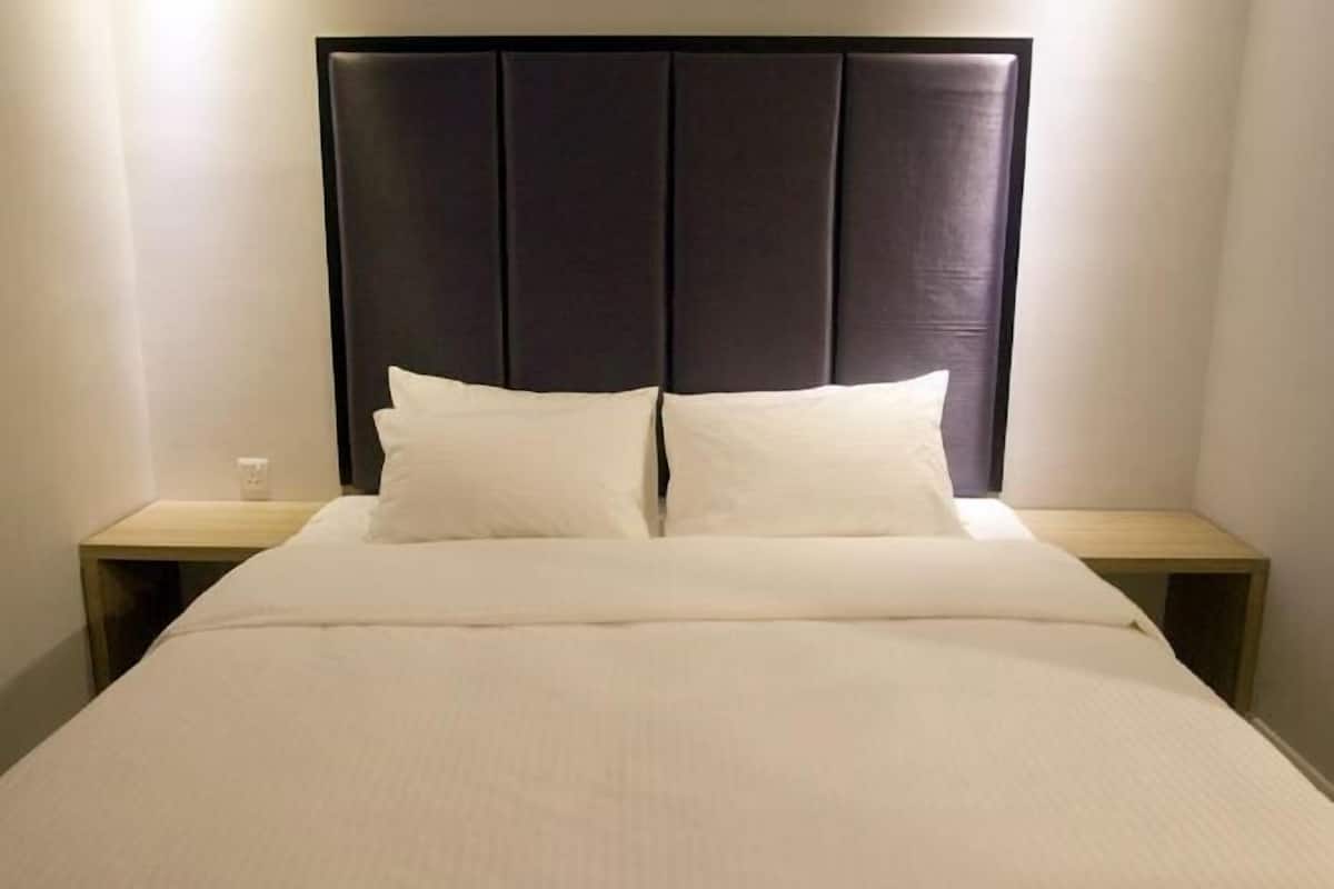 Een bureau, geluiddichte muren, gratis wifi, beddengoed