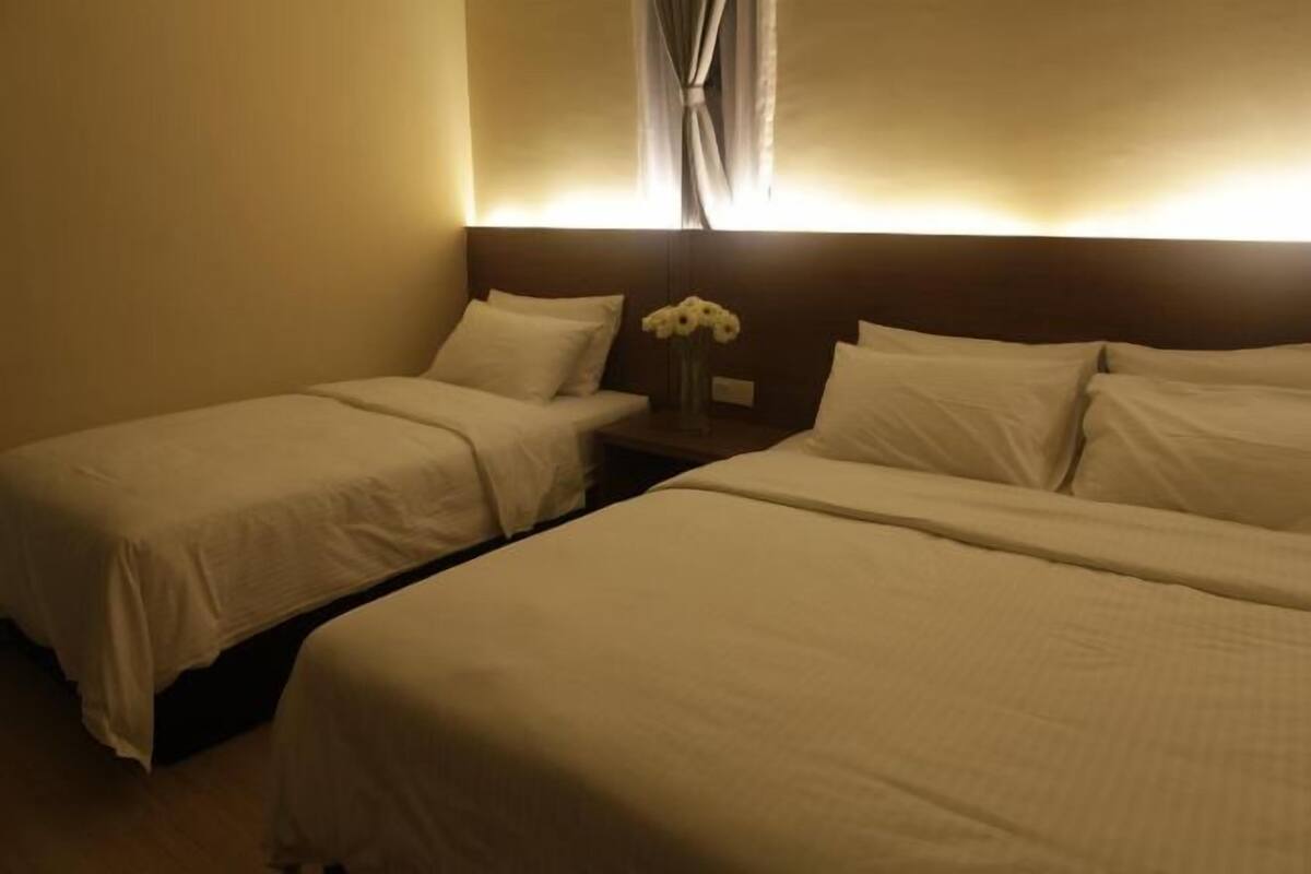 Escritorio, sistema de insonorización, wifi gratis y ropa de cama