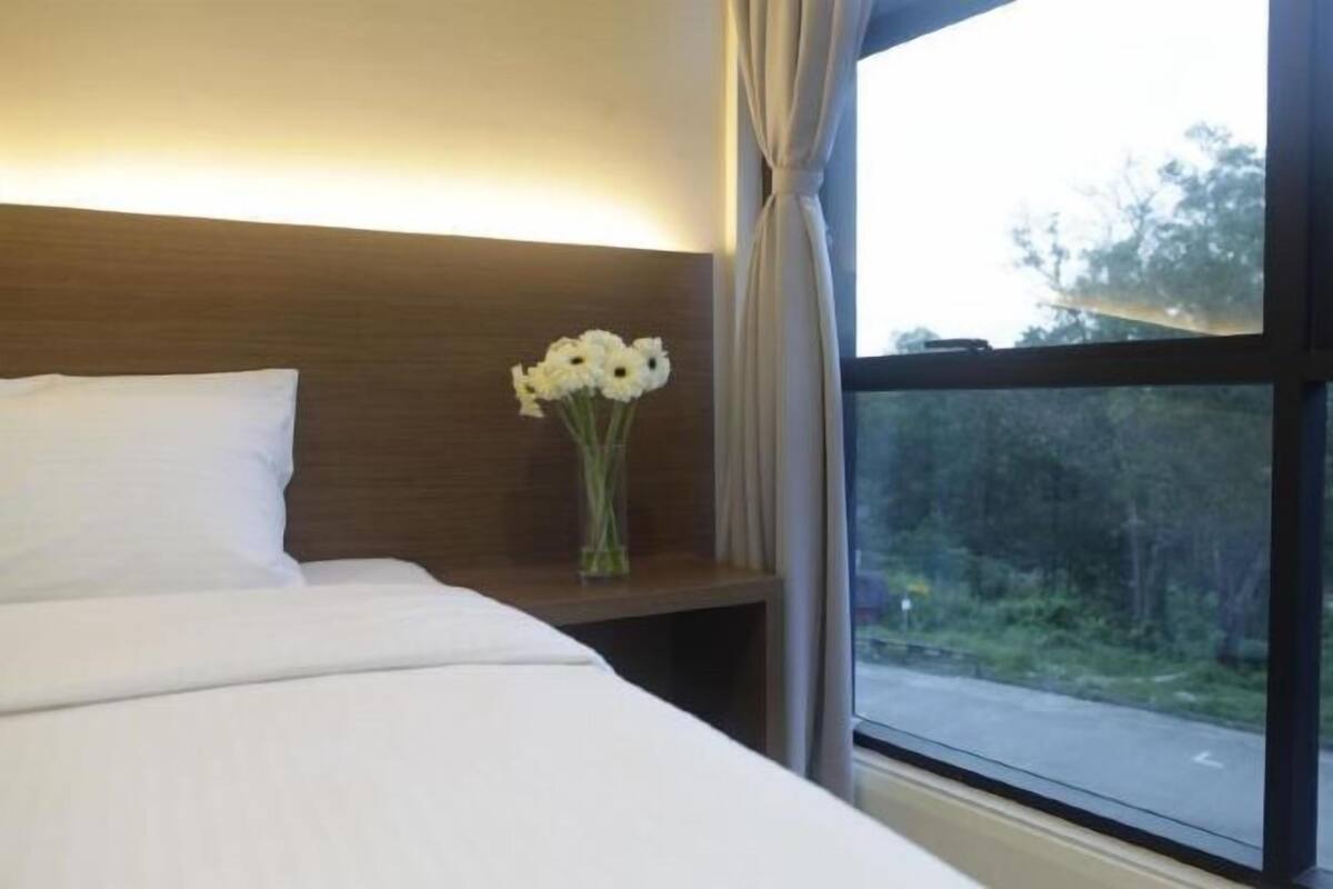 Escritorio, sistema de insonorización, wifi gratis y ropa de cama