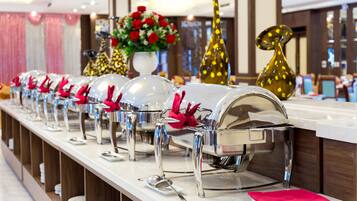 Buffet breakfast on weekdays (VND 241000 per person)