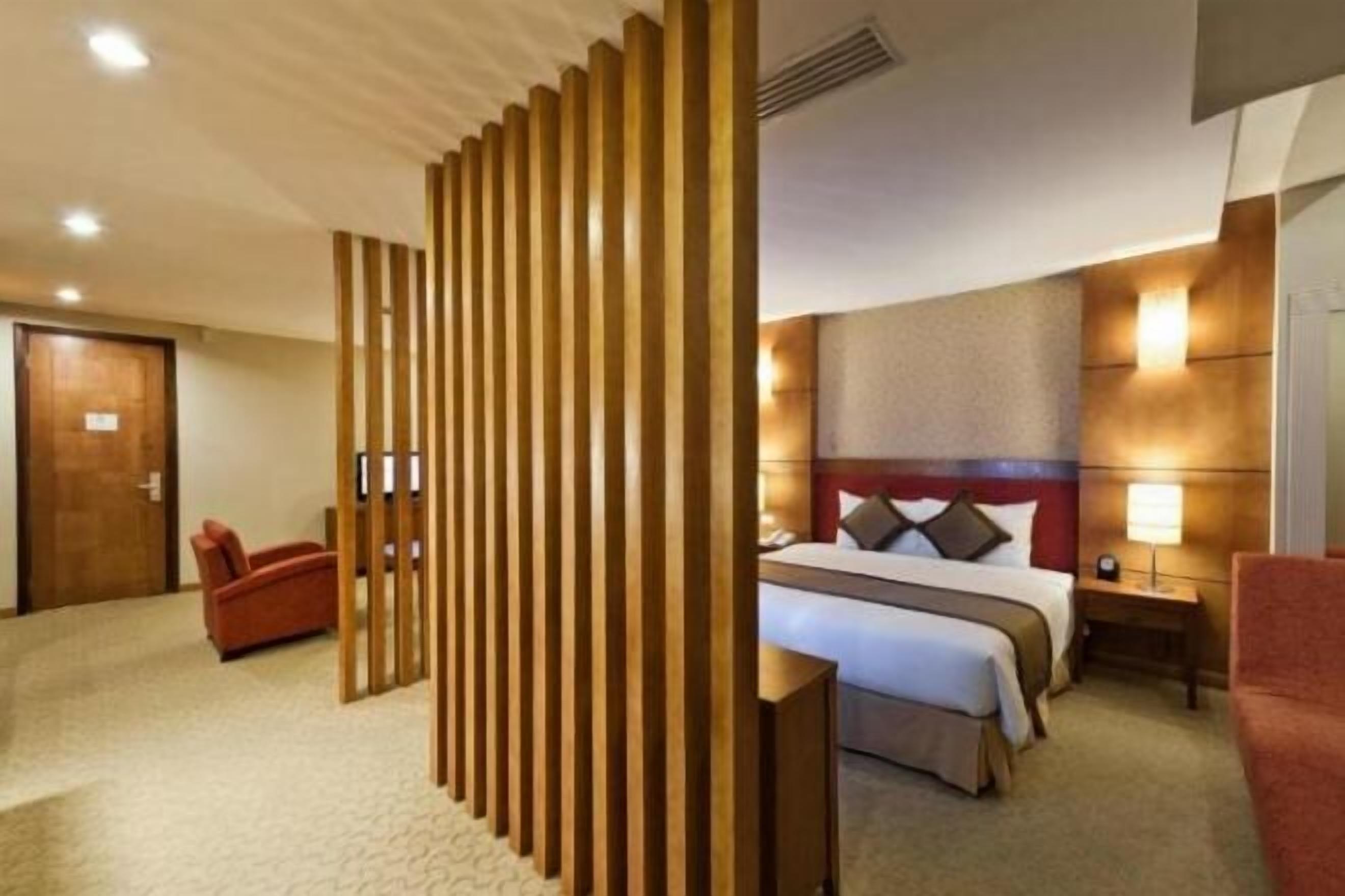 Minibaari, tallelokero huoneessa, työpöytä, ilmainen Wi-Fi