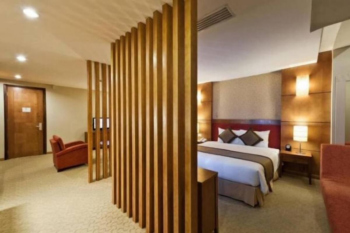 Minibaari, tallelokero huoneessa, työpöytä, ilmainen Wi-Fi