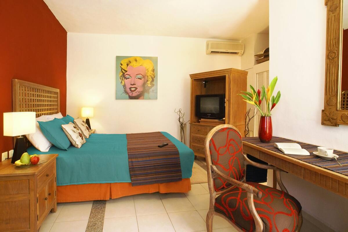 1 bedroom, desk, WiFi, bed sheets