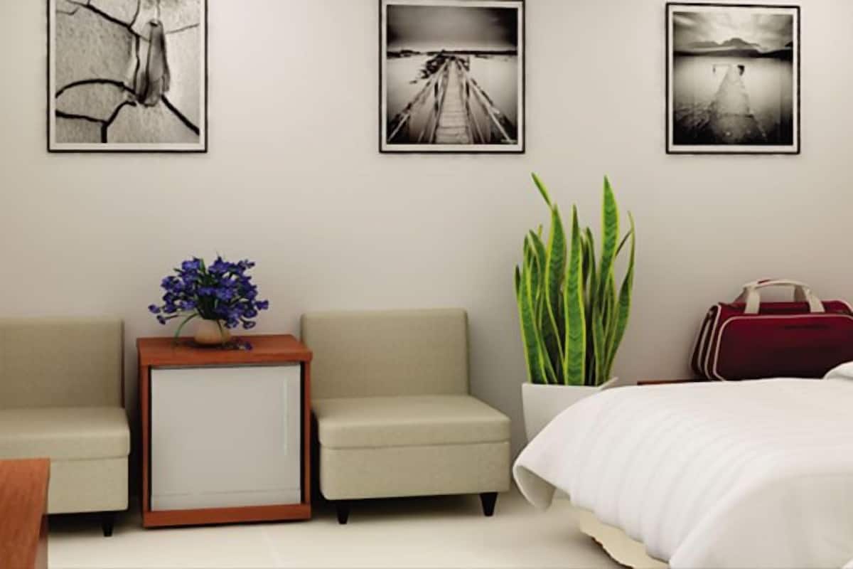 Deluxe Room | In-room safe, desk, soundproofing, rollaway beds