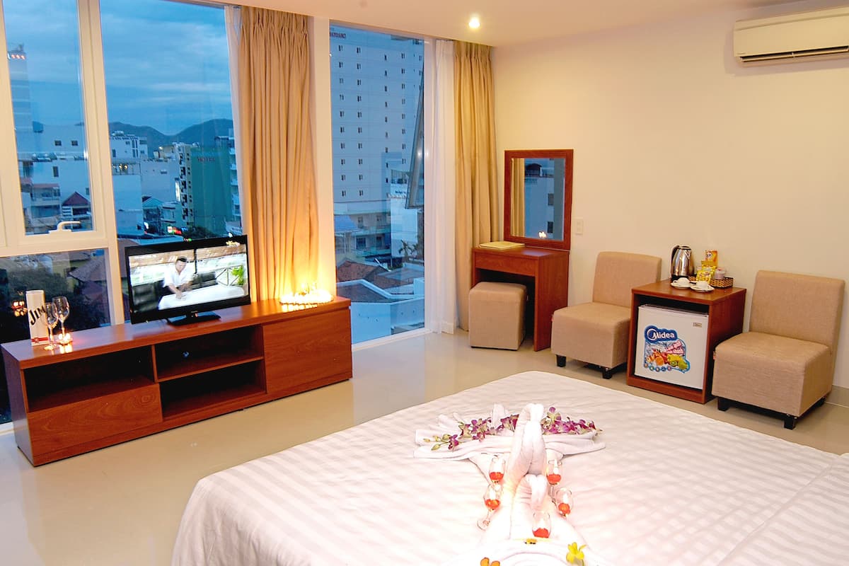 Senior Room | In-room safe, desk, soundproofing, rollaway beds