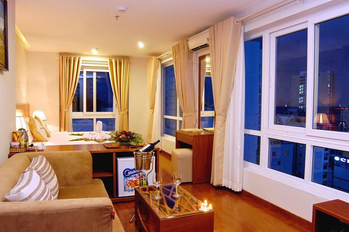 Premier Suite | Living area | 32-inch LCD TV with cable channels, TV