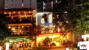Front of property - evening/night - Nam Hung Hotel (Nha Trang)
