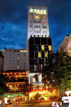 Fachada del alojamiento - Noche