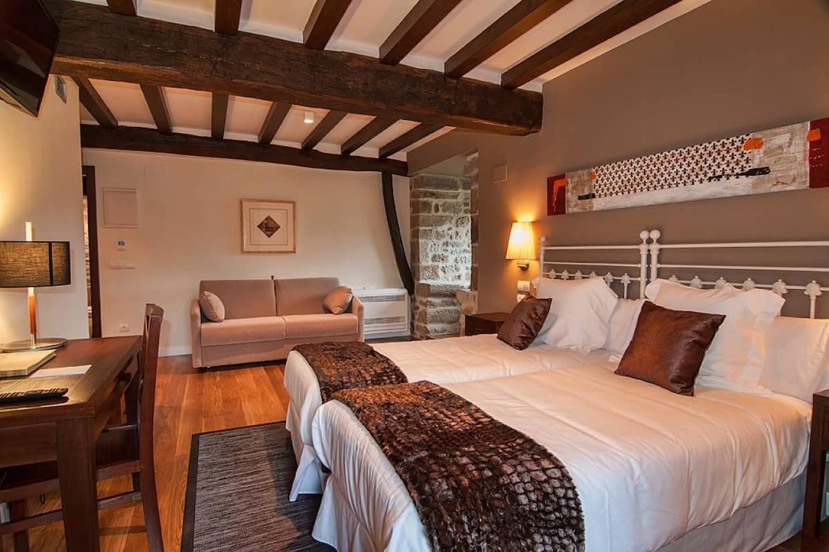 Chambre Double Supérieure | Coffres-forts dans les chambres, décoration personnalisée, bureau