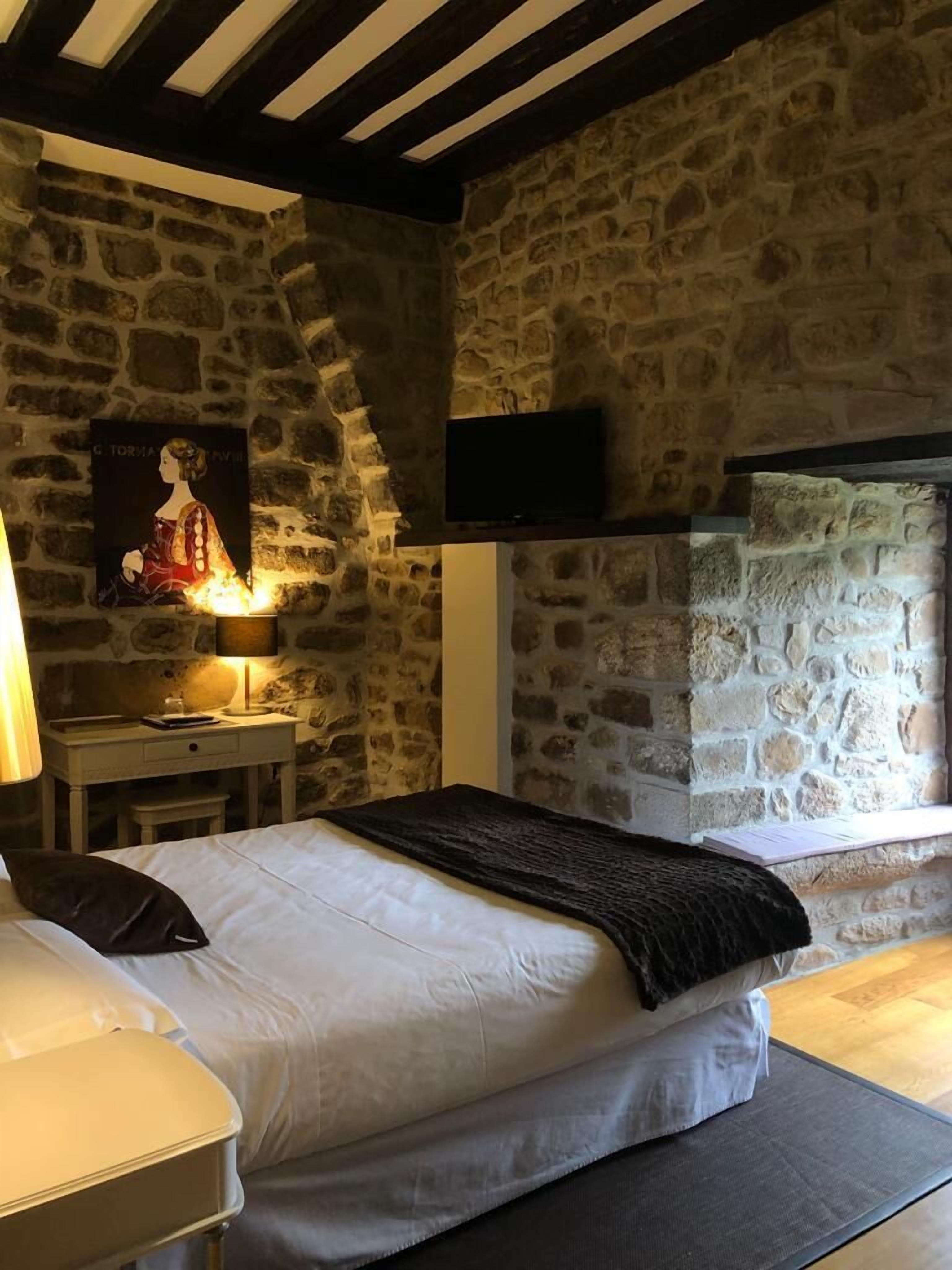 hypo-allergenic bedding, in-room safe, individually decorated, desk