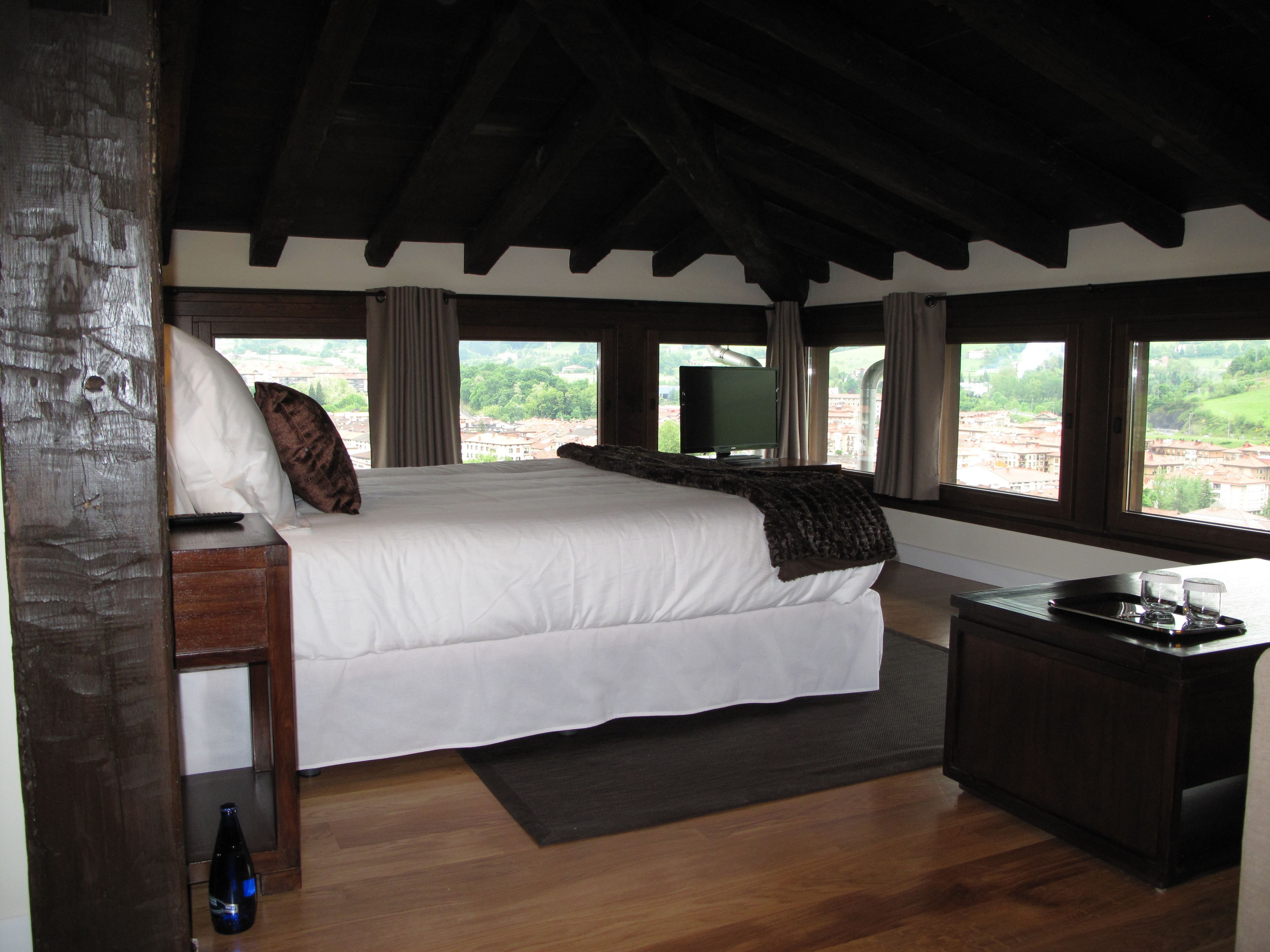 hypo-allergenic bedding, in-room safe, individually decorated, desk