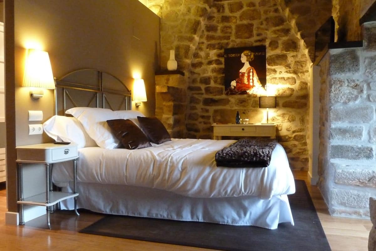 hypo-allergenic bedding, in-room safe, individually decorated, desk