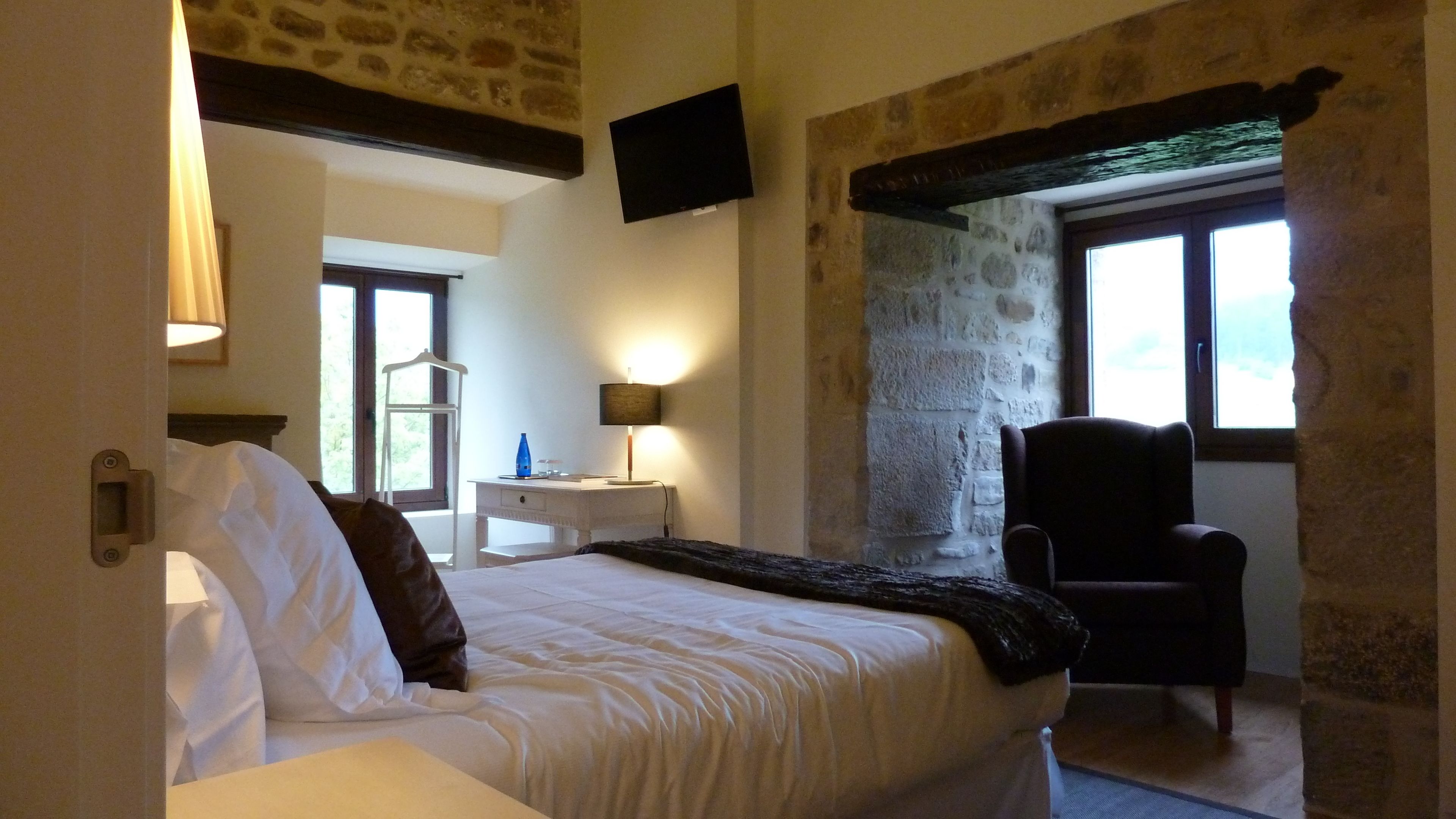 hypo-allergenic bedding, in-room safe, individually decorated, desk