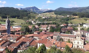 A town with historic buildings, a prominent church, and a mountain backdrop. - Hotel Torre Zumeltzegi (Oñati)