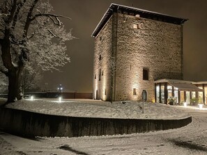A stone building with a flat roof, a small window, and a door. - Hotel Torre Zumeltzegi (Oñati)