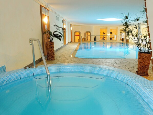 Indoor spa tub