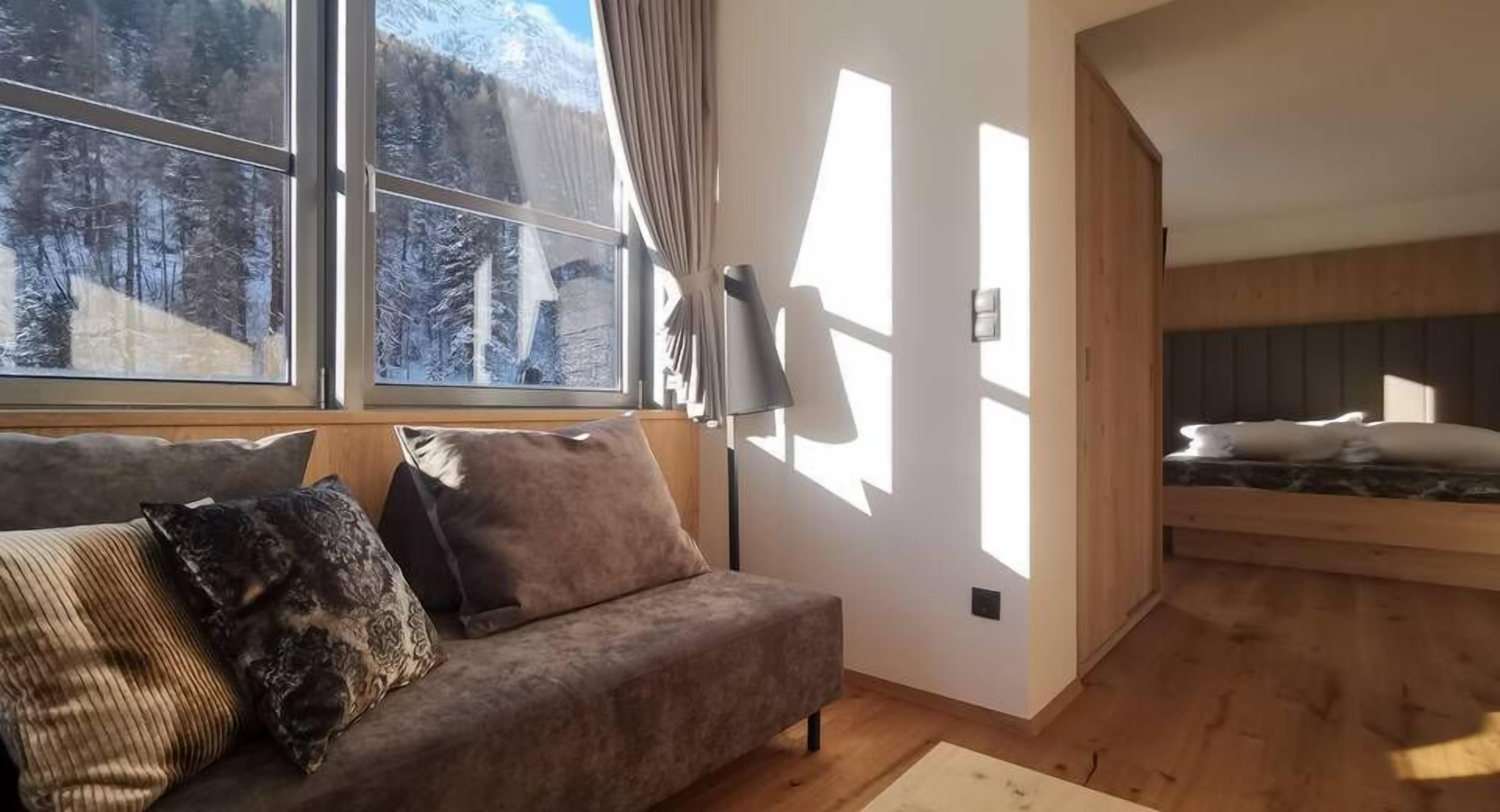 classic double room | living area | flat-screen tv