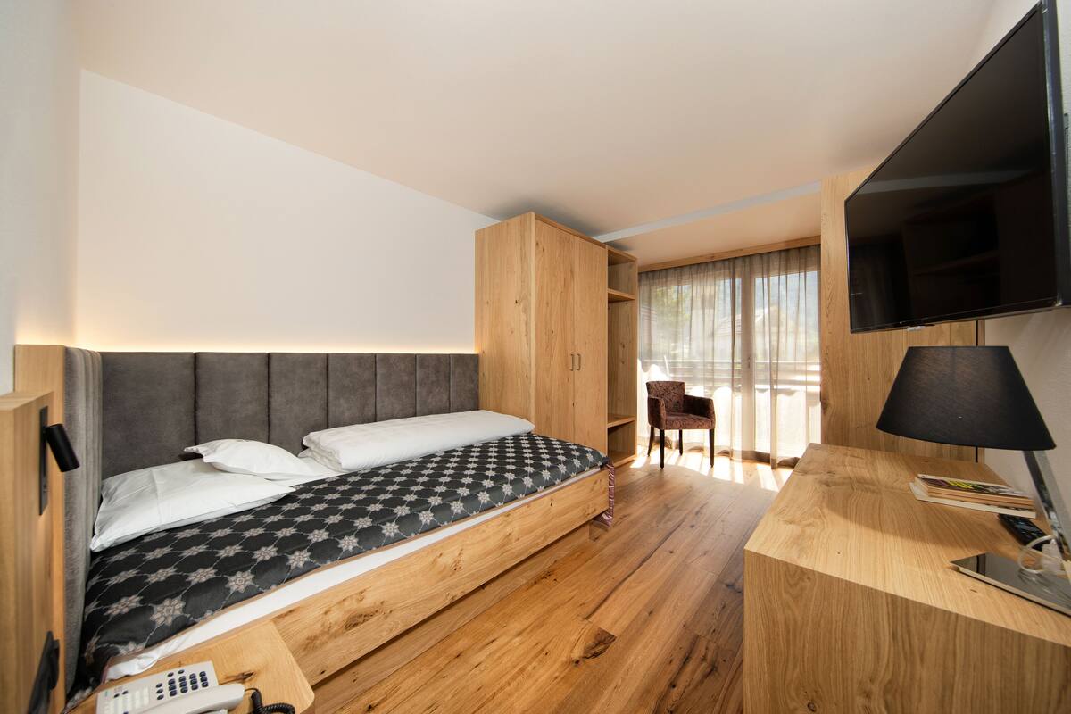 comfort single room | hypo-allergenic bedding, down duvets, in-room safe, desk