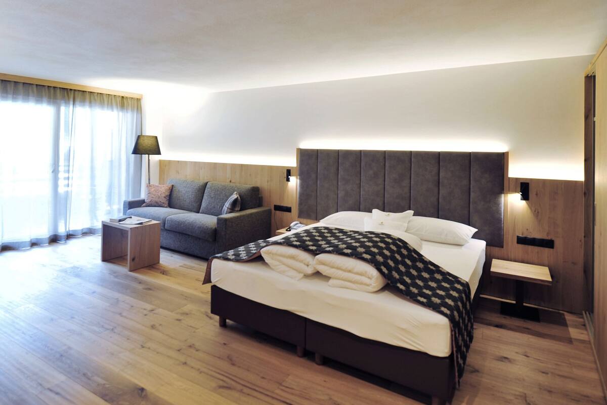 suite | hypo-allergenic bedding, down duvets, in-room safe, desk