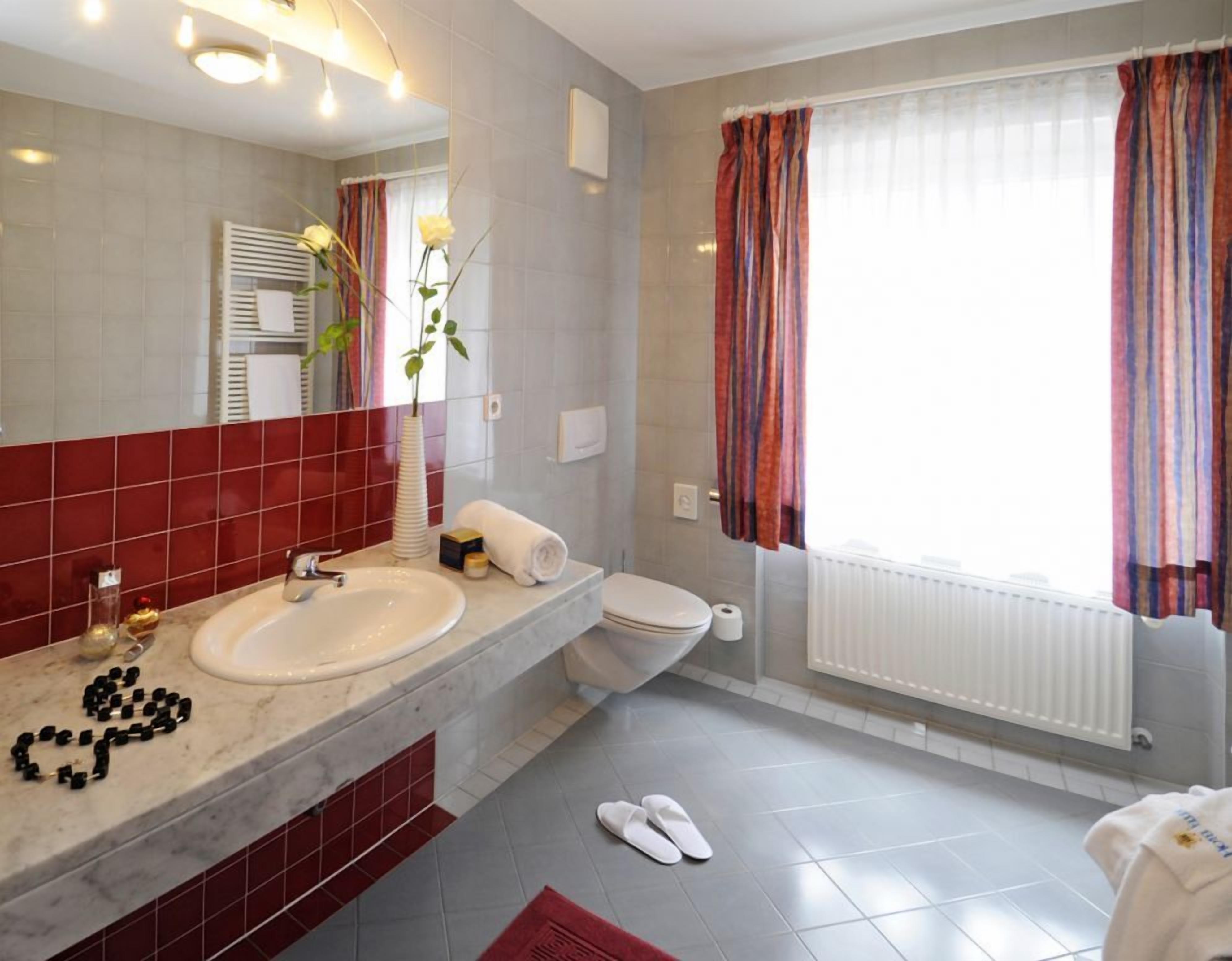 comfort single room | bathroom | hair dryer, bidet, towels
