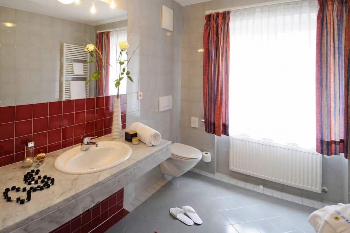 comfort single room | bathroom | hair dryer, bidet, towels