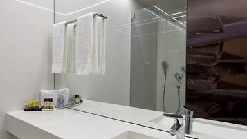 Artículos de higiene personal gratuitos, secador de pelo y toallas