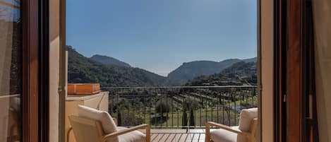 Habitación superior, Terraza | Ropa de cama de alta calidad, edredón y minibar