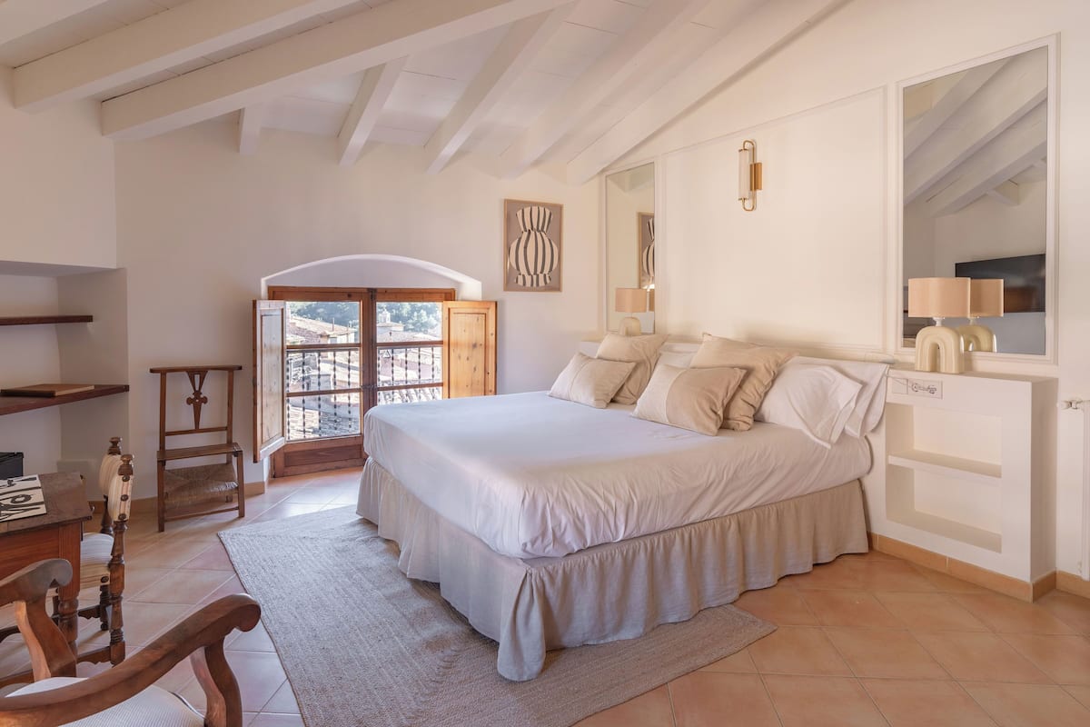Habitación superior | Ropa de cama de alta calidad, edredón y minibar