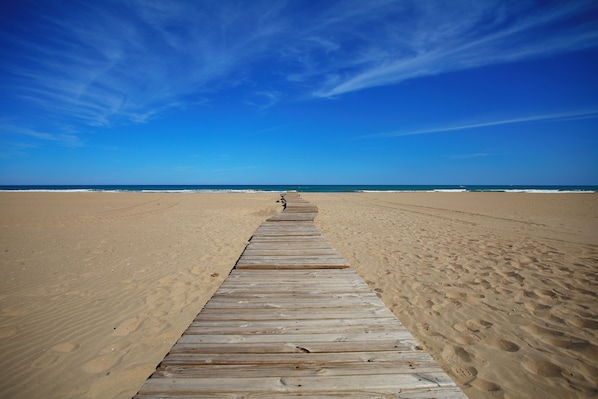 Nära stranden och vit sandstrand