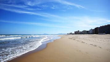 Platja a a prop i platja de sorra blanca