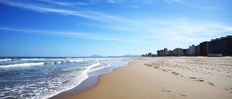 Playa en los alrededores y playa de arena blanca