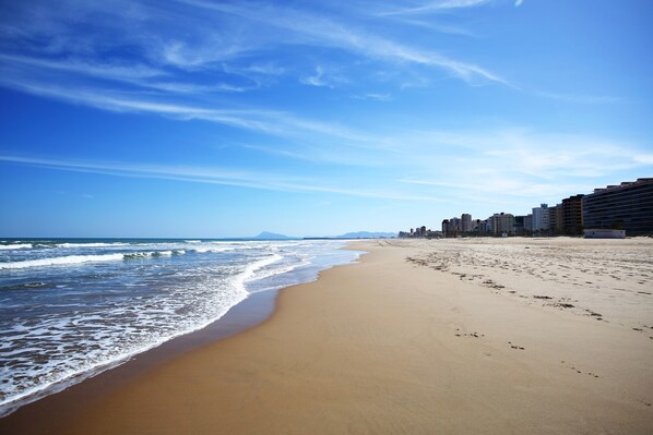 In Strandnähe, weißer Sandstrand