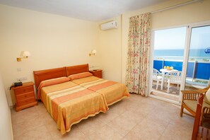 Habitación doble, terraza, vistas al mar | Caja fuerte, cortinas opacas, wifi gratis y ropa de cama