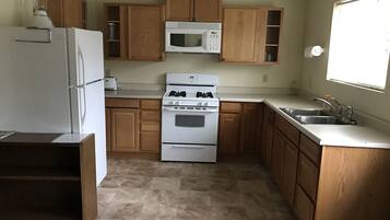 Full-sized fridge, microwave, oven, stovetop