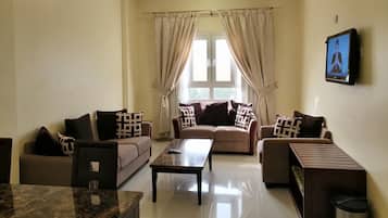 Superior appartement, 2 slaapkamers, niet-roken, keuken | Woonruimte | Een 32-inch flatscreentelevisie met satellietzenders en een televisie