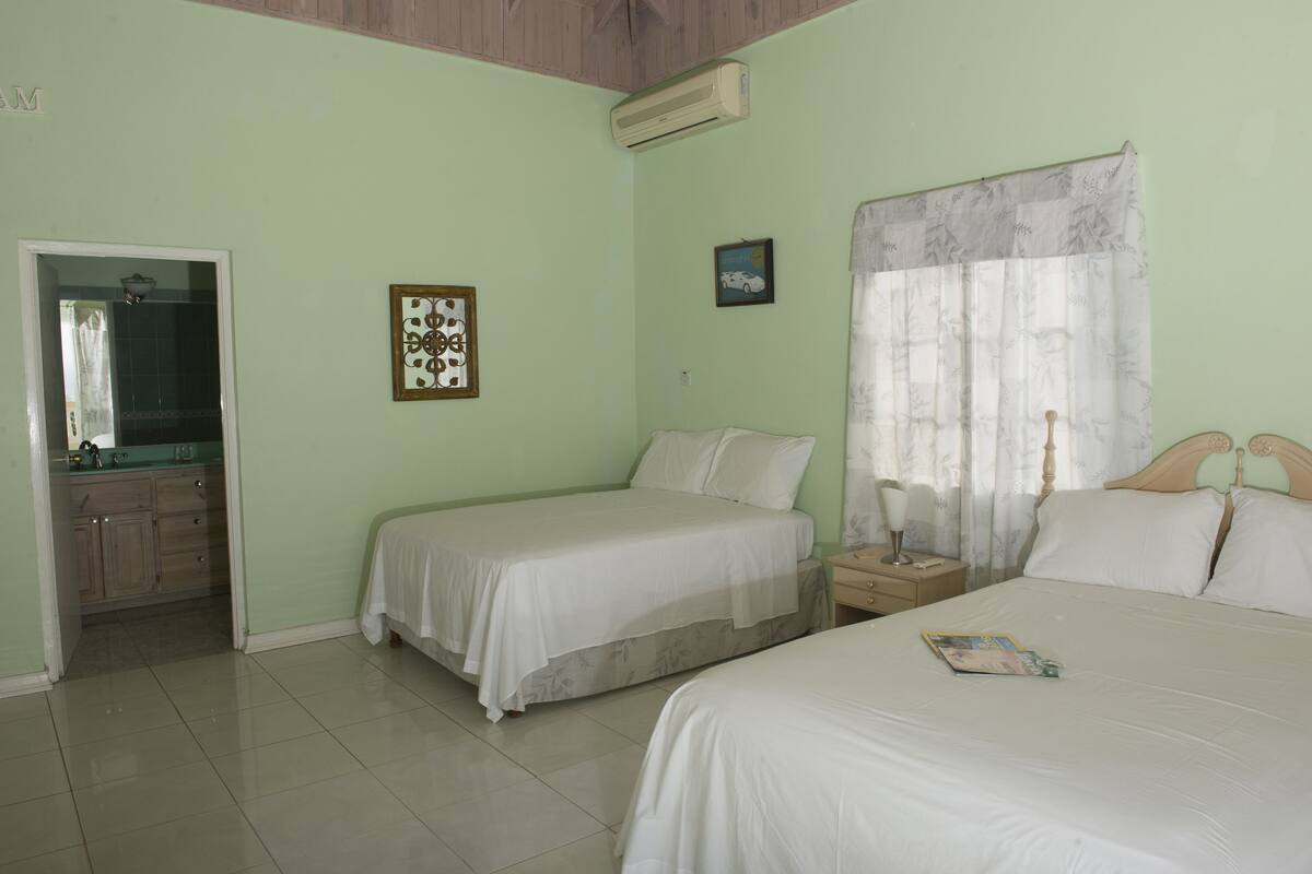 Phòng, 2 giường cỡ queen, ban công, quang cảnh biển | 8 phòng ngủ, bộ trải giường bằng vải cotton Ai Cập, bàn 