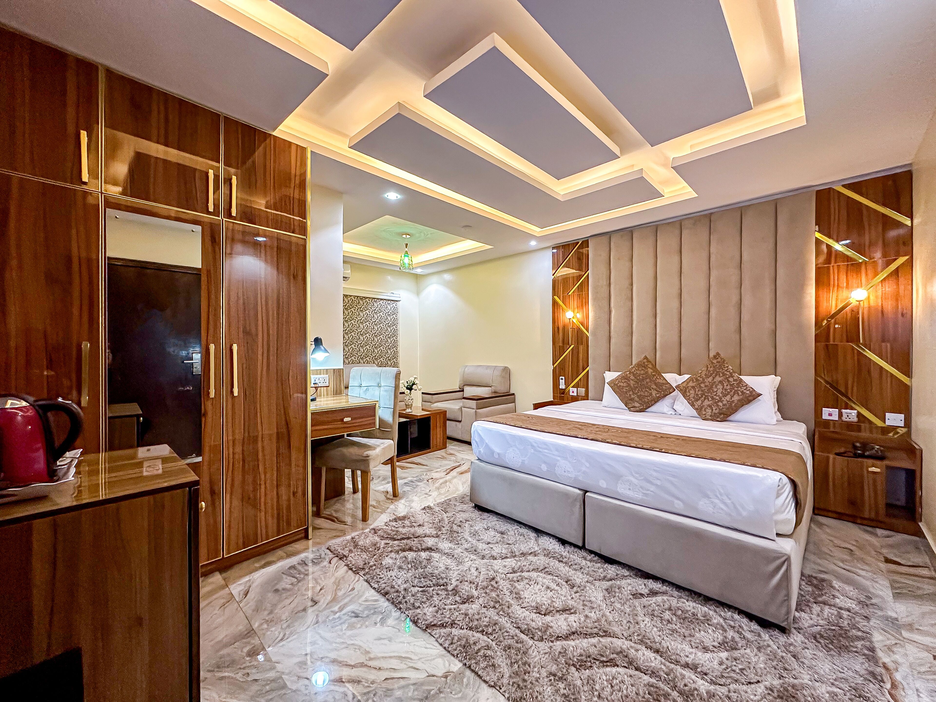 Premium bedding, in-room safe, individually decorated