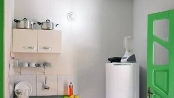 Junior-suite | Privat køkken | Køleskab/fryser i fuld størrelse, køkkentøj/tallerkener/redskaber