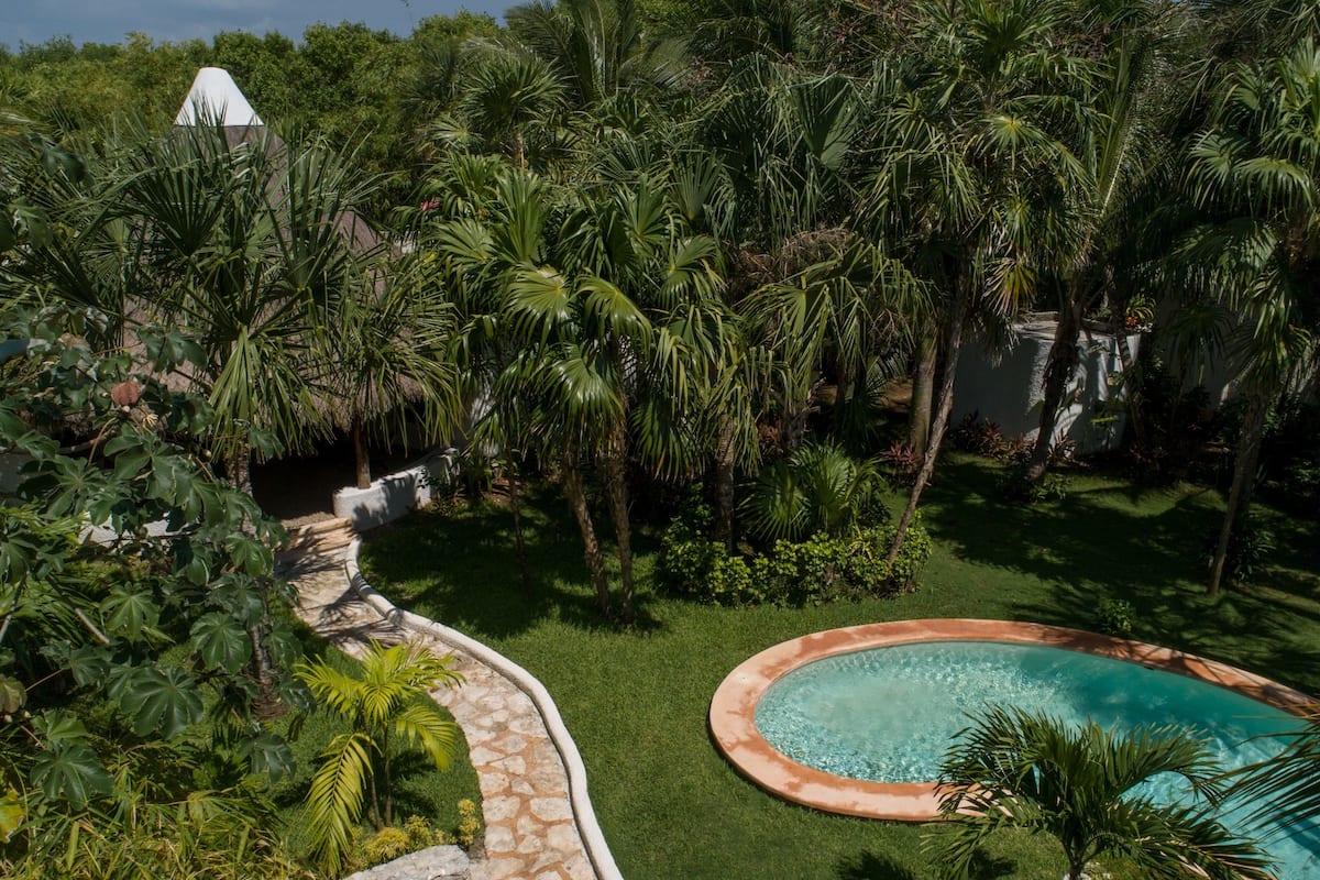 Deluxe Jungle Villas | Minibar con snack e bevande gratuite, una cassaforte in camera