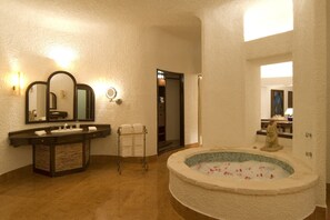 Honeymooners Luxury Ocean Front | Free minibar, in-room safe, individually decorated