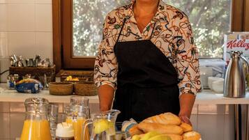Un bufé de desayuno con diversos alimentos y bebidas.