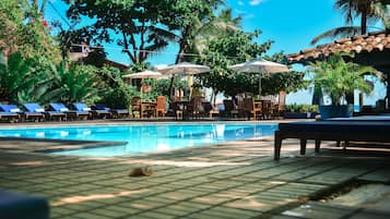 Piscina all'aperto, lettini