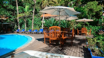 Piscina externa, espreguiçadeiras